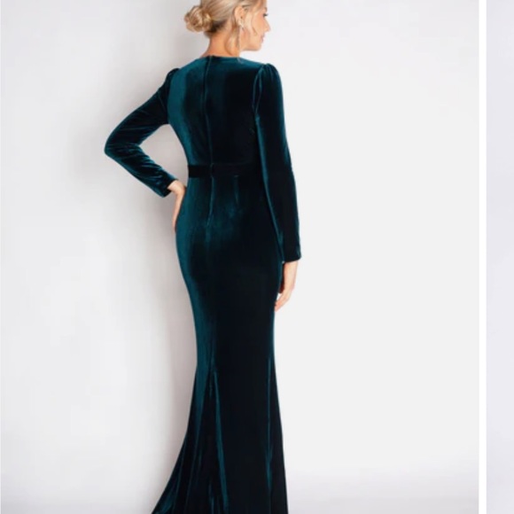 Camilyn Beth Valerie Velvet Gown - Picture 2 of 8